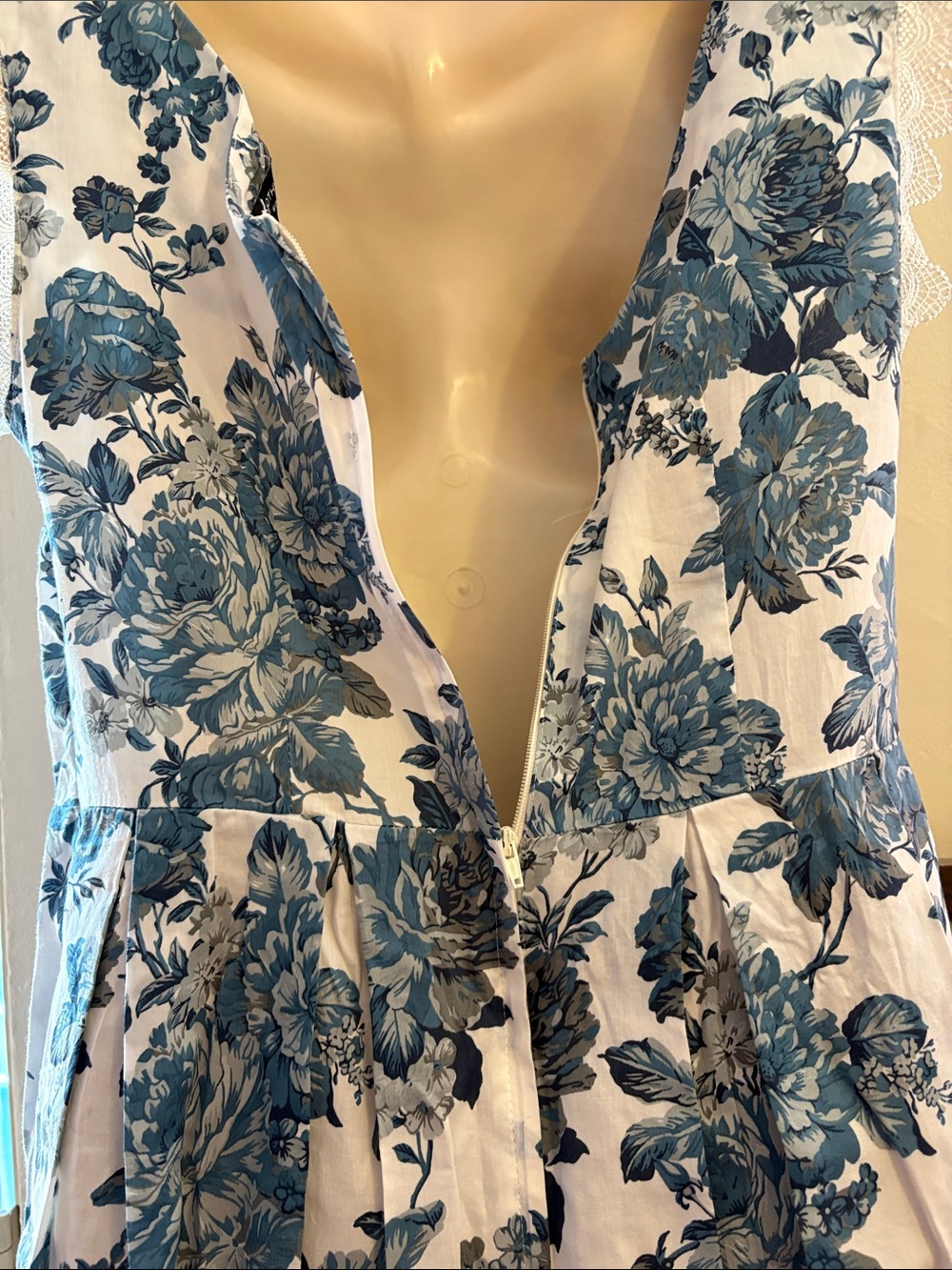 Dorothy Perkins White Midi Dress with Blue Floral Print. Cotton - Picture 3 of 13